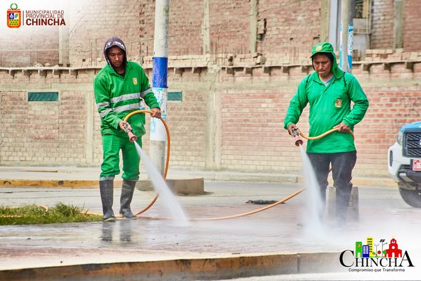 Durante el proceso de intervención, se llevo a cabo el trabajo integral de limpieza pública; recojo de residuos sólidos, barrido y baldeado a lo largo de todas estas avenidas con máquinas pulverizadoras, que permiten el lavado y limpieza de los adoquines de toda las veredas y vermas centrales.