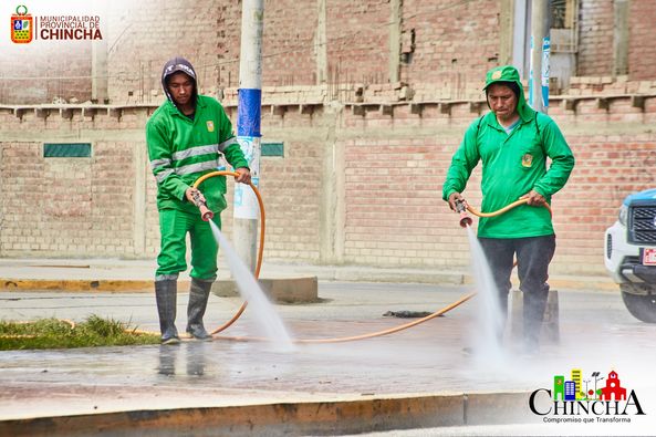 Durante el proceso de intervención, se llevo a cabo el trabajo integral de limpieza pública; recojo de residuos sólidos, barrido y baldeado a lo largo de todas estas avenidas con máquinas pulverizadoras, que permiten el lavado y limpieza de los adoquines de toda las veredas y vermas centrales.