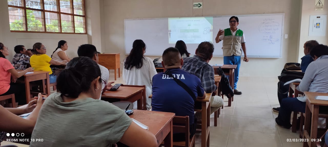 Profesor Antonio Rojas, Especialista de Educación, impartiendo conocimientos