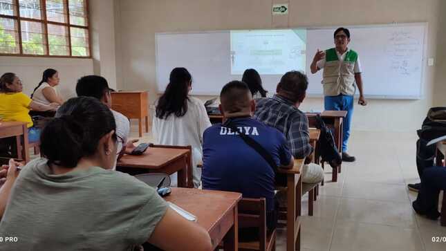 Profesor Antonio Rojas, Especialista de Educación, impartiendo conocimientos 
