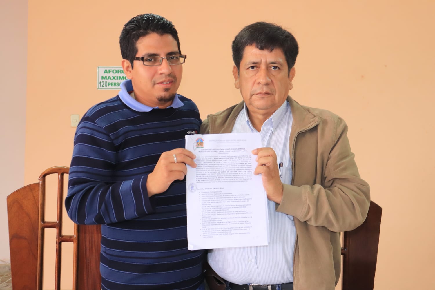 Autoridades locales trabajando juntos por una educación inclusiva.