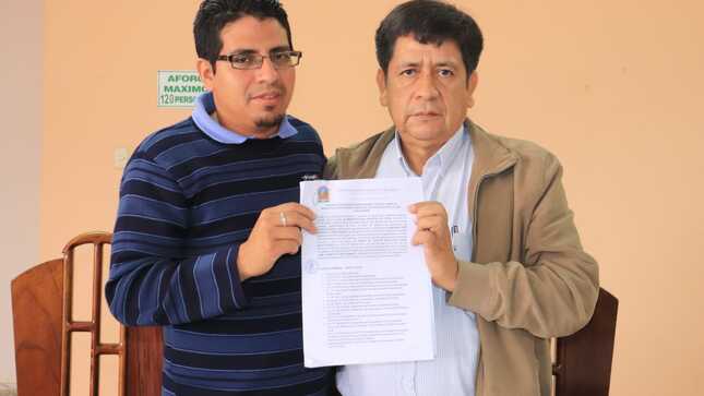Autoridades locales trabajando juntos por una educación inclusiva.