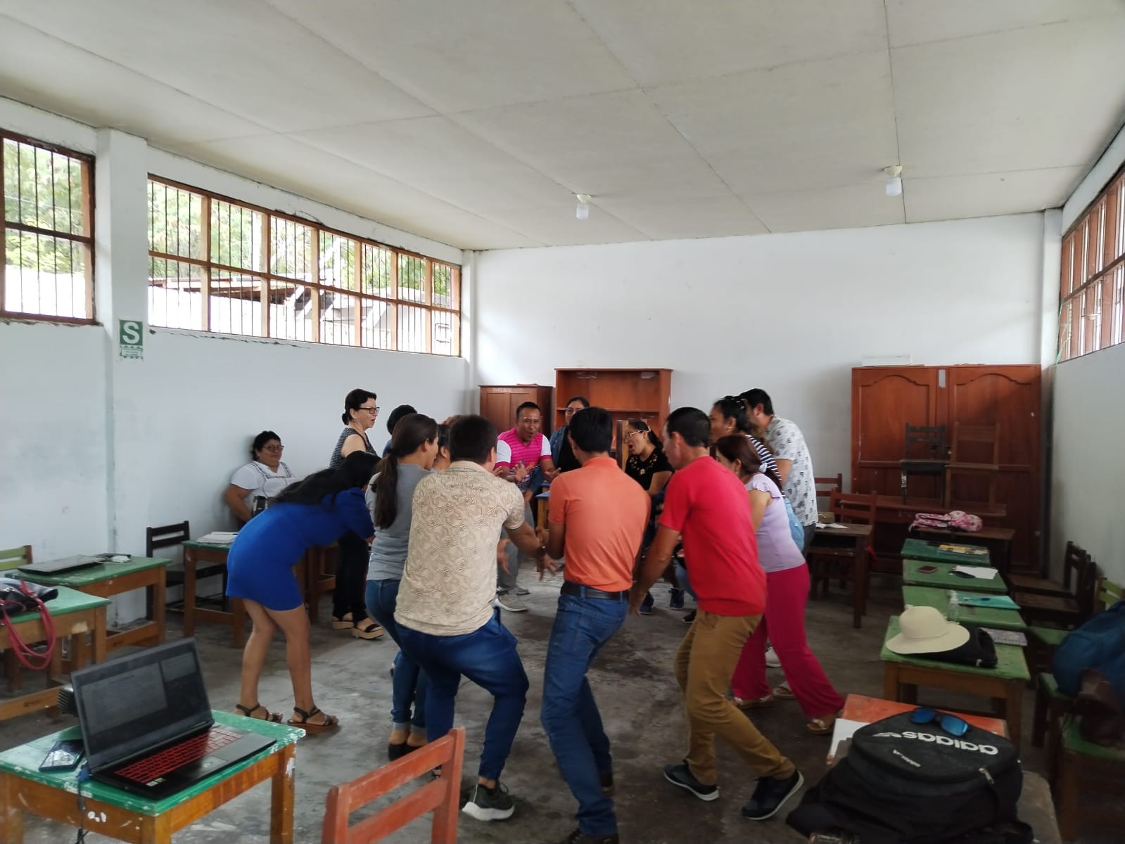 Docentes participan de dinámicas en los talleres.