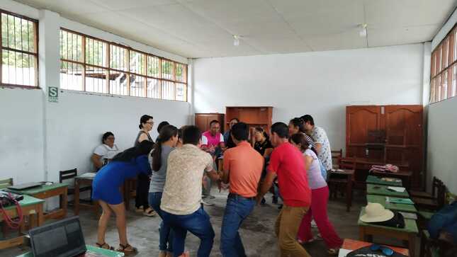 Docentes participan de dinámicas en los talleres.