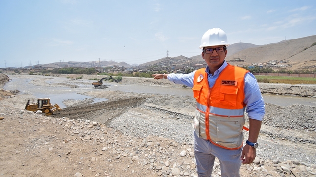 El alcalde Hernán Sifuentes y su equipo continuaron con la limpieza direccionada a la base del caudal del río. 