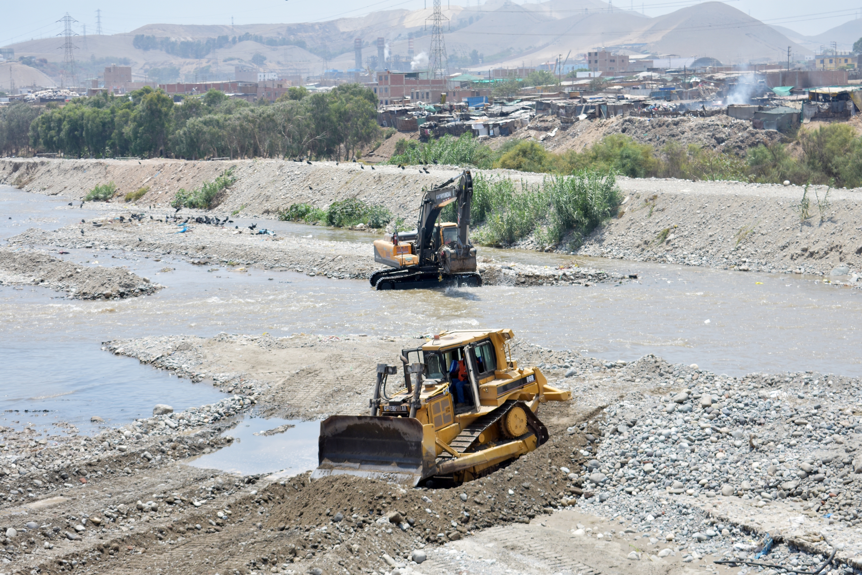 Trabajos de encauzamiento y refuerzo con enrocado de diques temporales en la cuenca del río Chillón. 