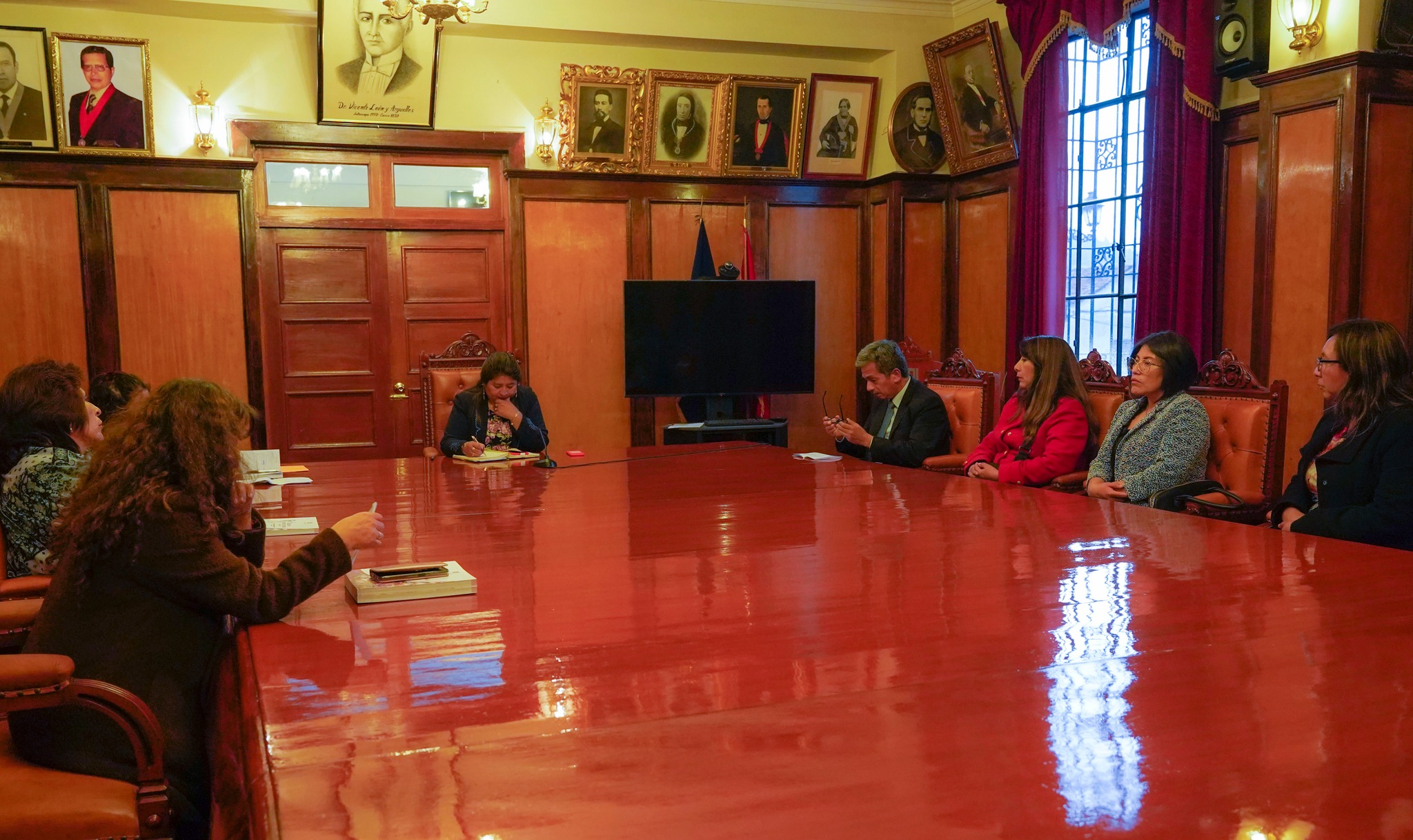 Presidenta de la Corte Superior de Justicia de Cusco tomó juramento de ley a la flamante Prefecta Regional