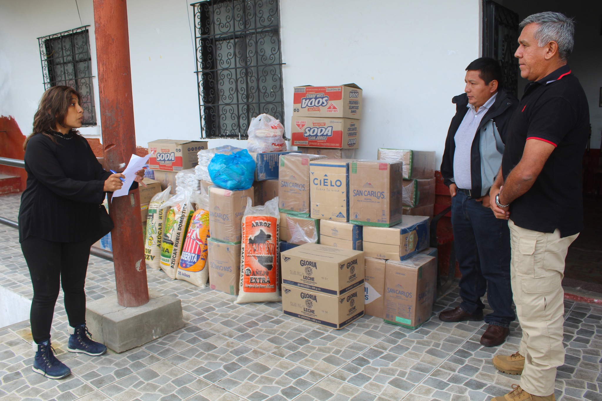 Alcalde Fernando Cárdenas llega al distrito de Atavillos Alto y entrega ayuda para damnificados de la zona