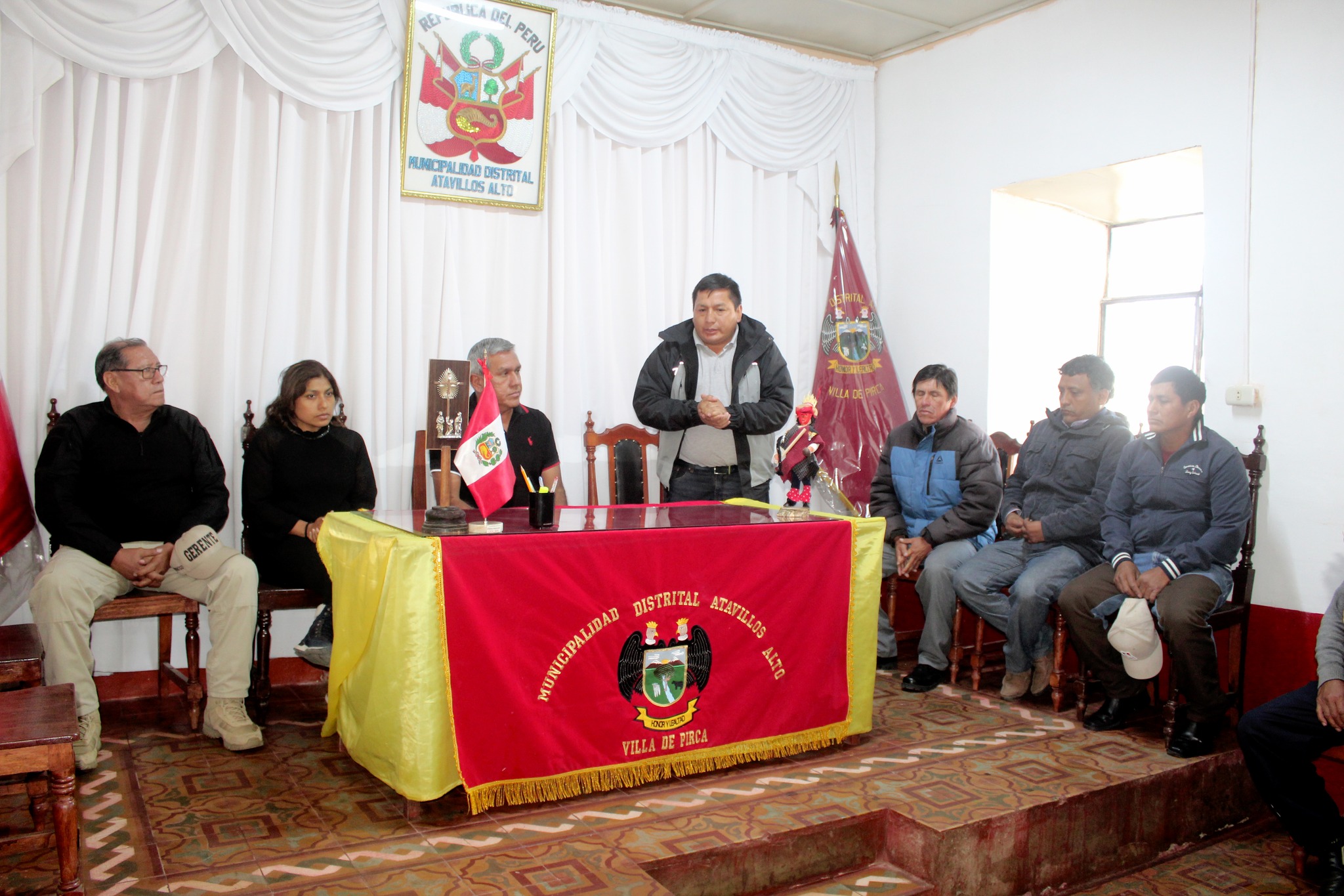 Alcalde Fernando Cárdenas llega al distrito de Atavillos Alto y entrega ayuda para damnificados de la zona