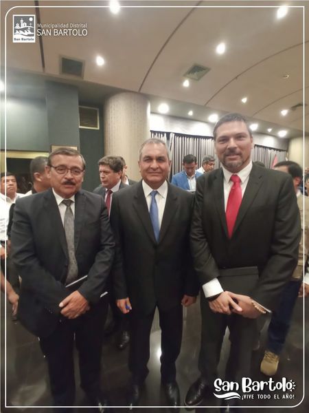 Alcalde acompaรฑado del Ministro del Interior y funcionario de la municipalidad de San Bartolo