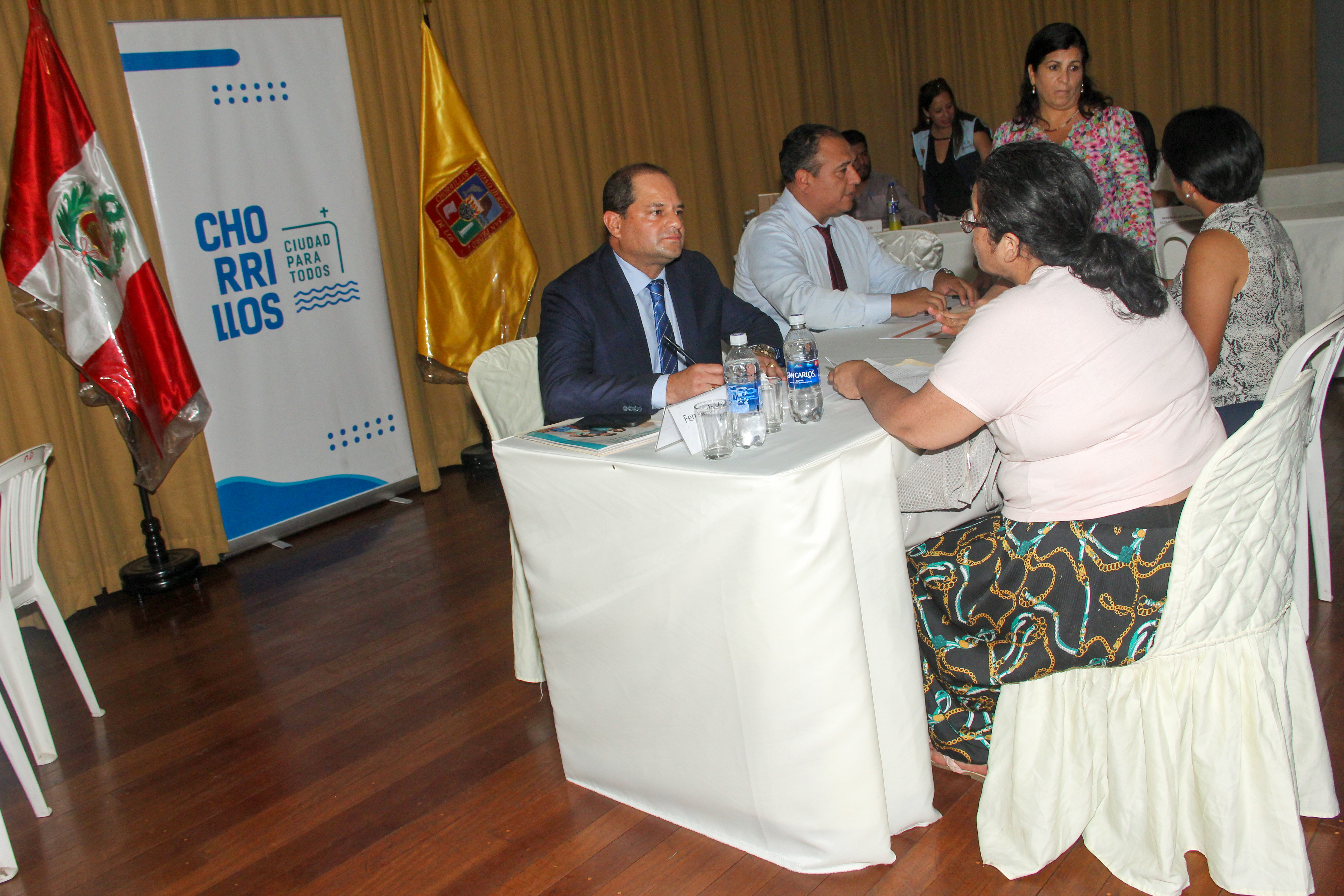 Alcalde Fernando Velasco atendió personalmente a los vecinos.