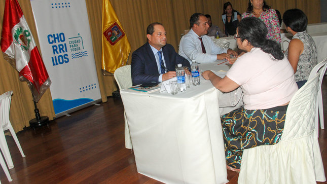 Alcalde Fernando Velasco atendió personalmente a los vecinos.