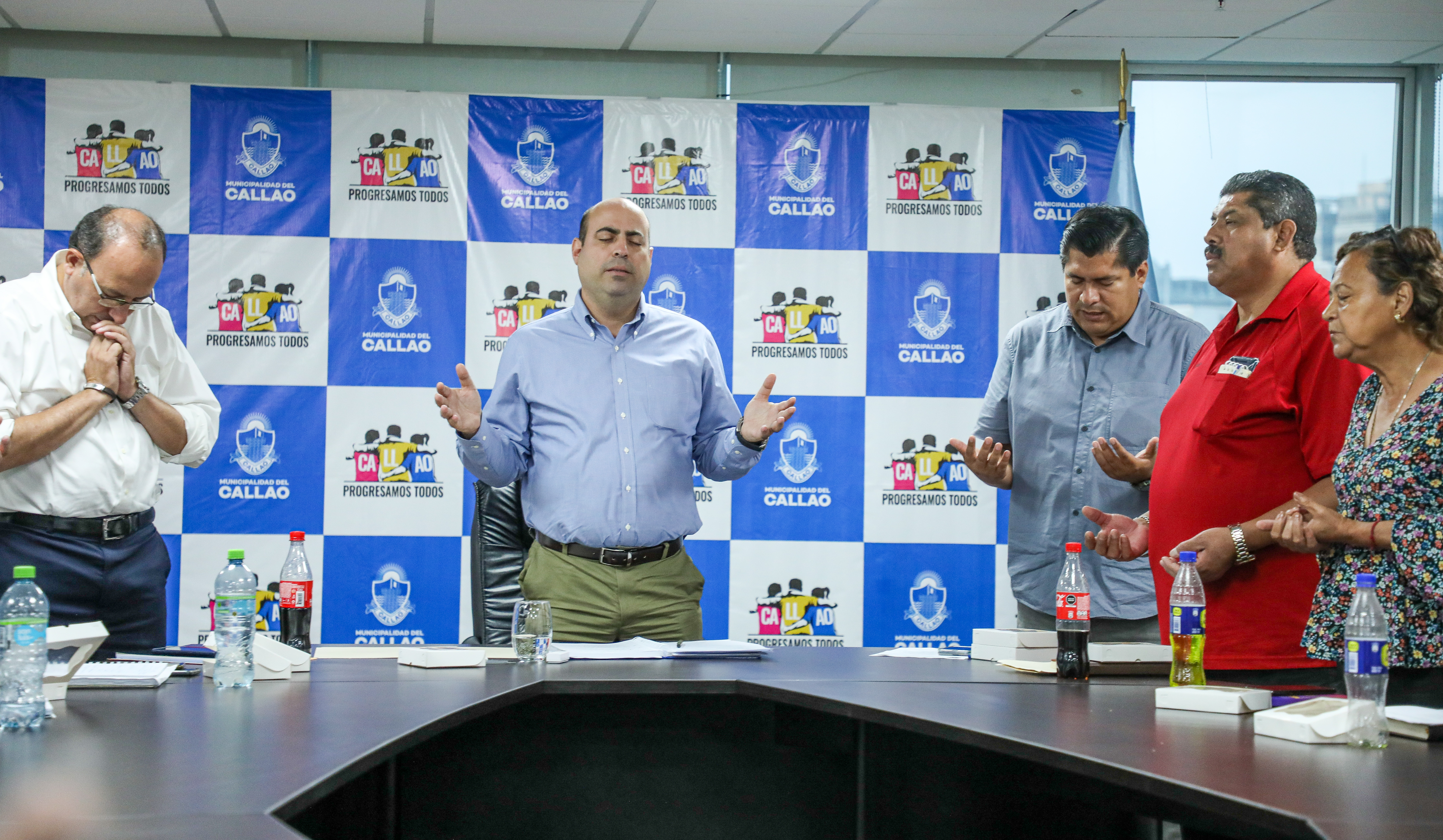 El alcalde Pedro Spadaro, recibió a los representantes de las hermandades del Callao; como la del Señor del Mar, Virgen del Carmen, San Martín de Porres, entre otras.