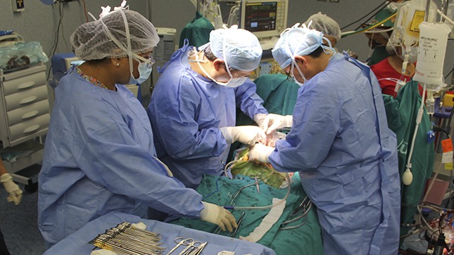 Se ve a médicos realizando una cirugía