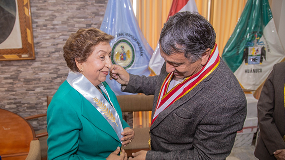 Archivo jpg. Rectora de nuestra universidad, Dra. Arcelia Rojas Salazar, recibe medalla de honor por parte de la universidad nacional Hermilio Valdizán.