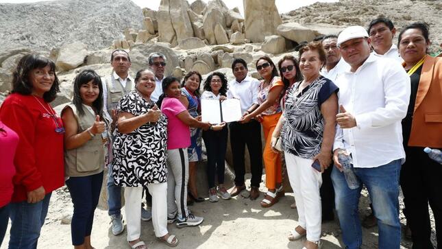 Ministra de Cultura entregó la declaratoria de Patrimonio Cultural al Sitio Arqueológico Petroglifos de Huancor en Chincha