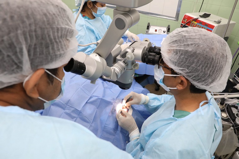 Equipo de especialistas del Instituto Nacional de Oftalmología en cirugía de trasplante de córnea