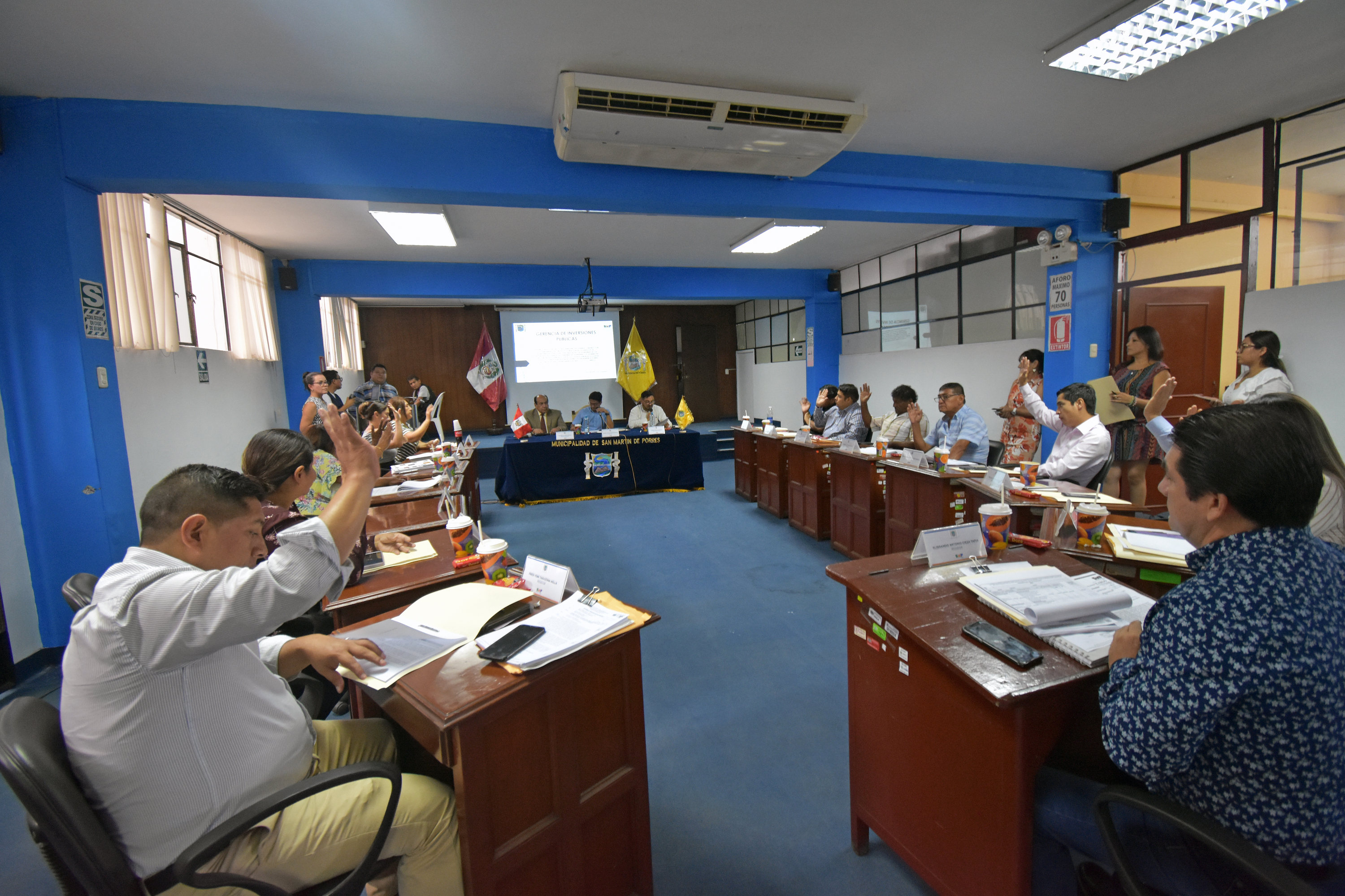 Vecinos saludaron la firma de convenio entre el Ministerio de Vivienda y la entidad municipal.