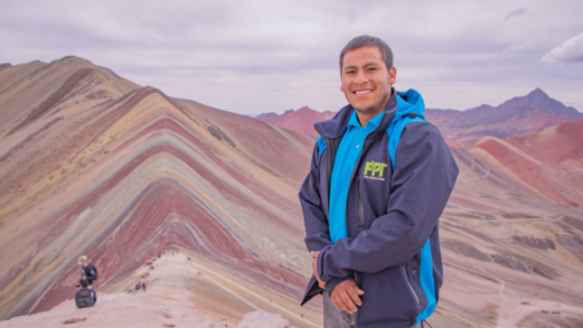 Cesario Pimentel mira a la cámara en la cima de la Montaña de los Siete Colores