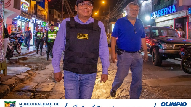 Recorrimos el Óvalo de santa anita, Av. Colectora y algunas calles principales de nuestro distrito en un trabajo articulado con Serenazgo, fiscalización y la PNP.
En el operativo se intervino restobares, discotecas y restaurantes que no cumplían con la documentación y los permisos municipales, perturbando la paz y tranquilidad de los vecinos #Santanitenses. 
#santaanitaenbuenasmanos
#Olimpioalegria
#Megaoperativo