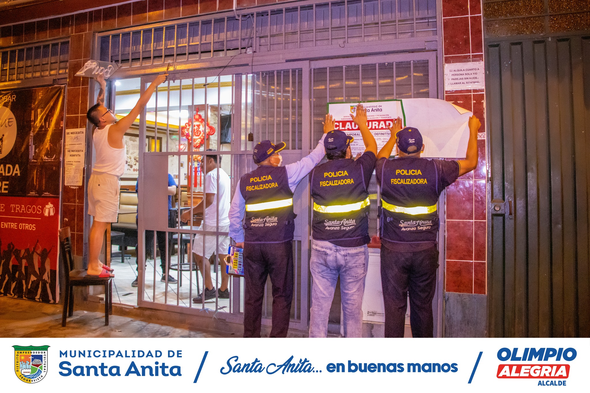 Recorrimos el Óvalo de santa anita, Av. Colectora y algunas calles principales de nuestro distrito en un trabajo articulado con Serenazgo, fiscalización y la PNP.
En el operativo se intervino restobares, discotecas y restaurantes que no cumplían con la documentación y los permisos municipales, perturbando la paz y tranquilidad de los vecinos #Santanitenses.
#santaanitaenbuenasmanos
#Olimpioalegria
#Megaoperativo