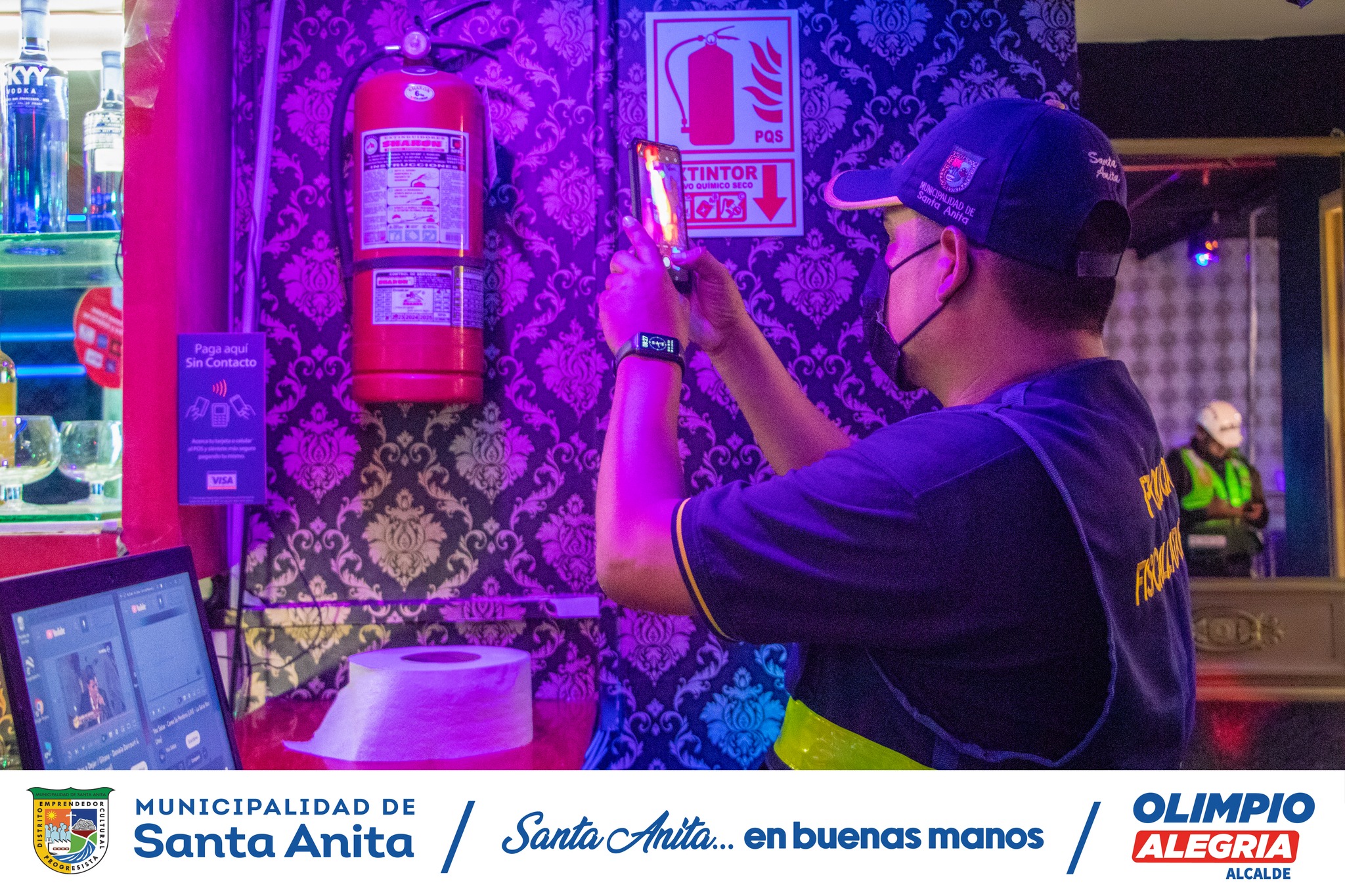 Recorrimos el Óvalo de santa anita, Av. Colectora y algunas calles principales de nuestro distrito en un trabajo articulado con Serenazgo, fiscalización y la PNP.
En el operativo se intervino restobares, discotecas y restaurantes que no cumplían con la documentación y los permisos municipales, perturbando la paz y tranquilidad de los vecinos #Santanitenses.
#santaanitaenbuenasmanos
#Olimpioalegria
#Megaoperativo
