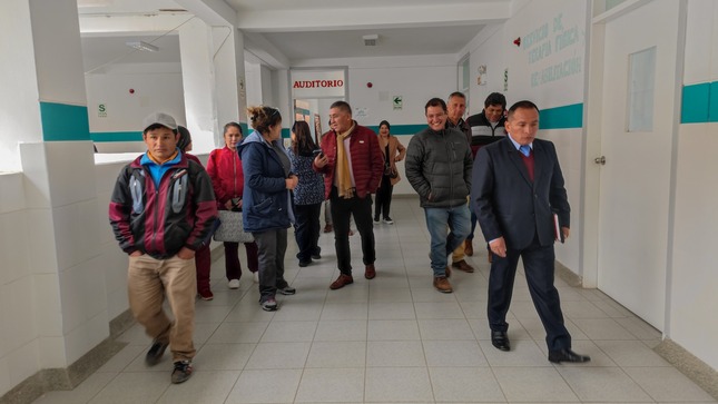 representantes de Salud y Educación.