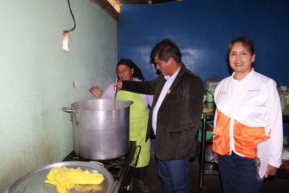 ENTREGA DE KIT DE VIVIERES DE PRIMERA NECESIDAD A COMEDORES POPULARES DE SANTA RODA DE YANAMILLA Y TIROPAMPA