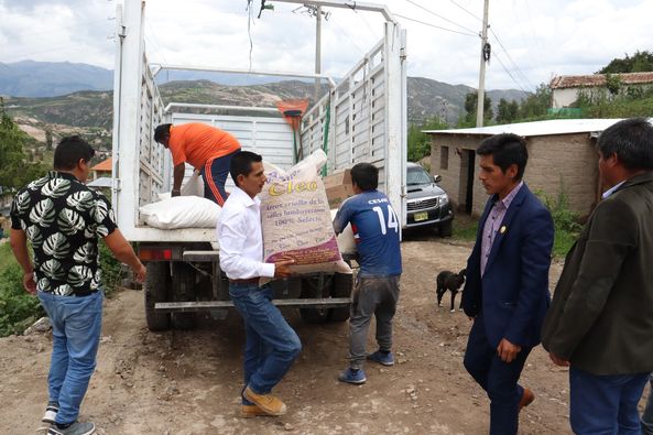 ENTREGA DE KIT DE VIVIERES DE PRIMERA NECESIDAD A COMEDORES POPULARES DE SANTA RODA DE YANAMILLA Y TIROPAMPA