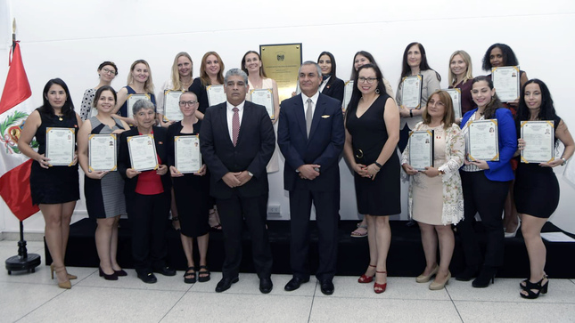 Diecisiete mujeres reciben la nacionalidad peruana en la semana del Día Internacional de la Mujer