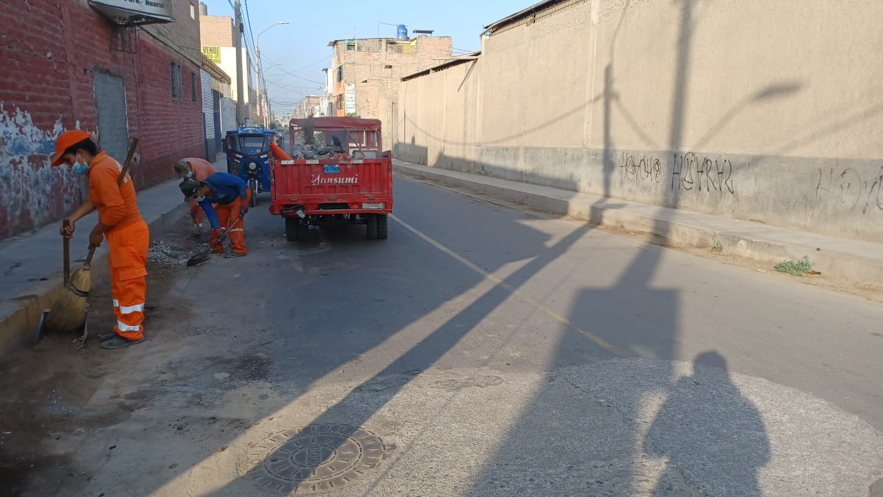 MPH recogió desmonte que afeaba calles y avenidas y además limpió, podó y regó seis concurridos parques