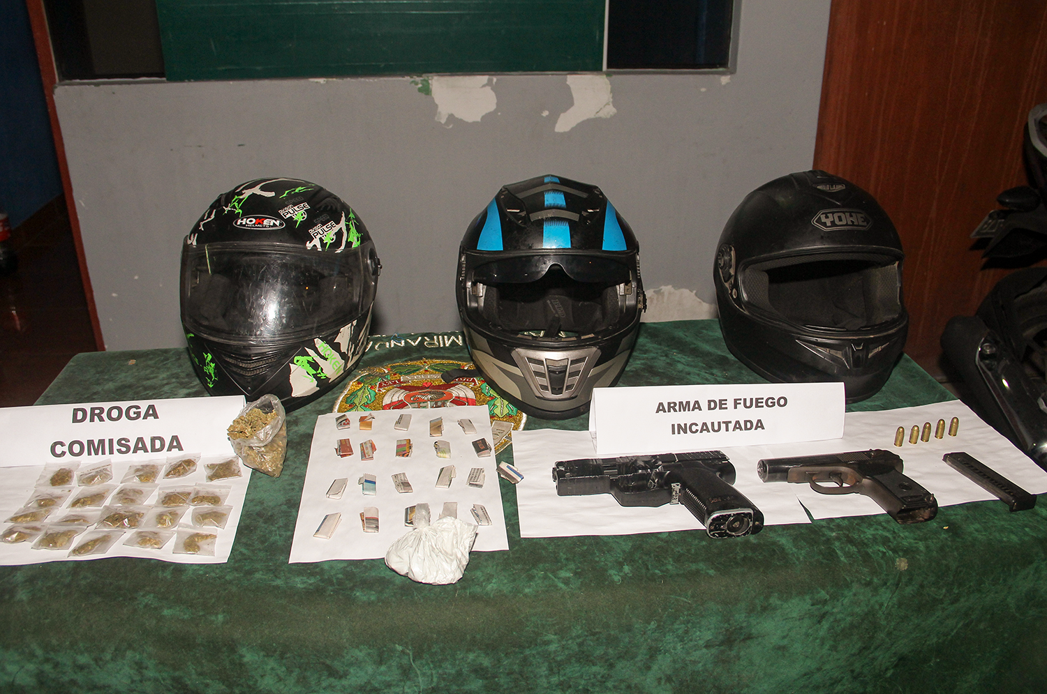 Se incautaron armas de fuego, droga y otros elementos.