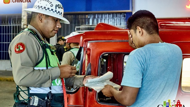 PNP Chincha a cargo del Coronel PNP Miguel Talla Quipe, además de las unidades de serenazgo; impidieron que la vía pública de esta avenida (veredas) sean utilizadas como puestos de comercio.
