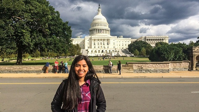 Joven en Estados Unidos y becada para estudios posgrado.
