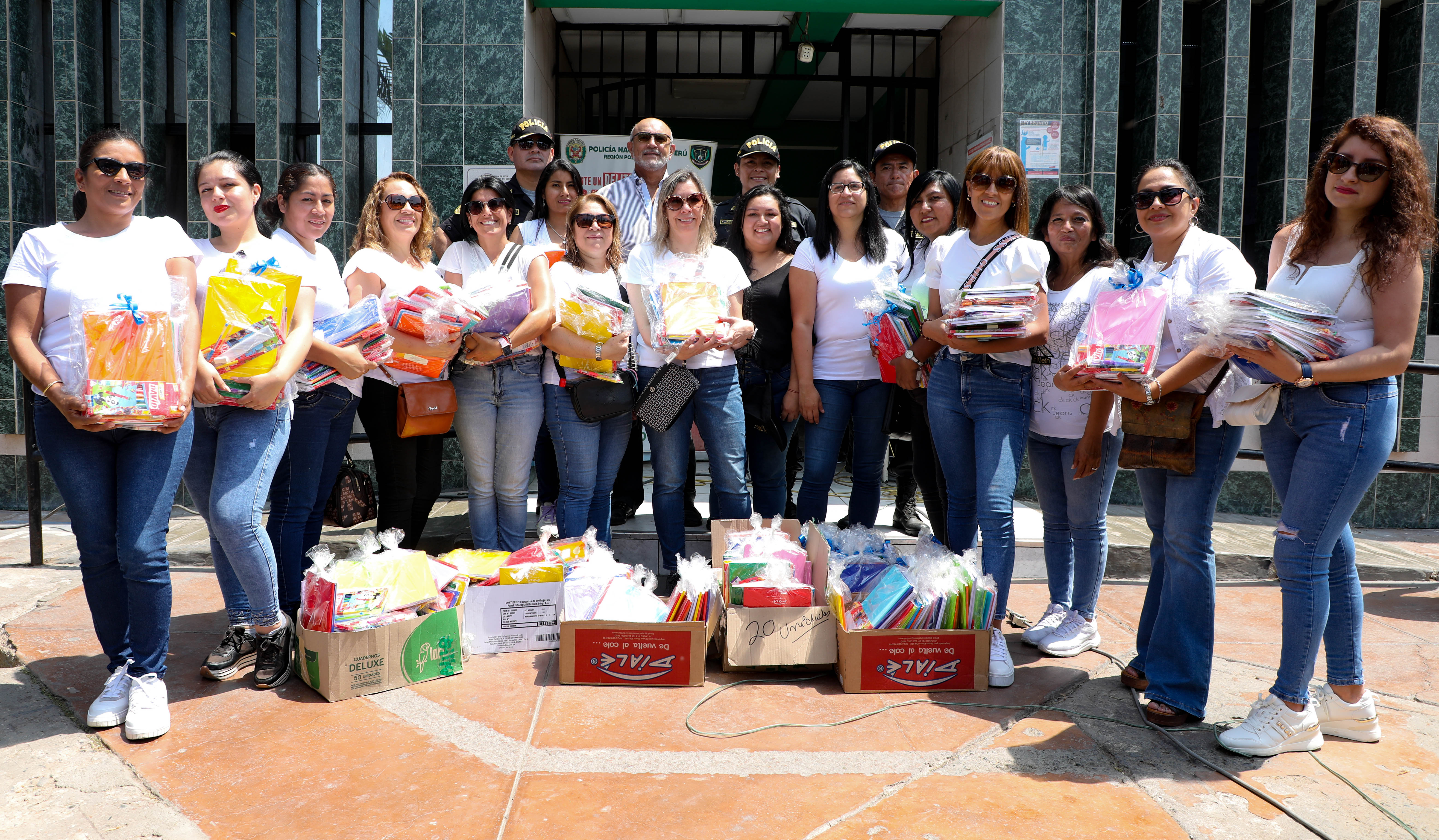 Con la finalidad de apoyar a los menores de bajos recursos económicos, funcionarias de la municipalidad del Callao donaron una gran cantidad de kits escolares.