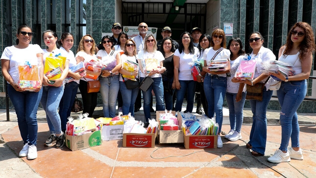 Con la finalidad de apoyar a los menores de bajos recursos económicos, funcionarias de la municipalidad del Callao donaron una gran cantidad de kits escolares.