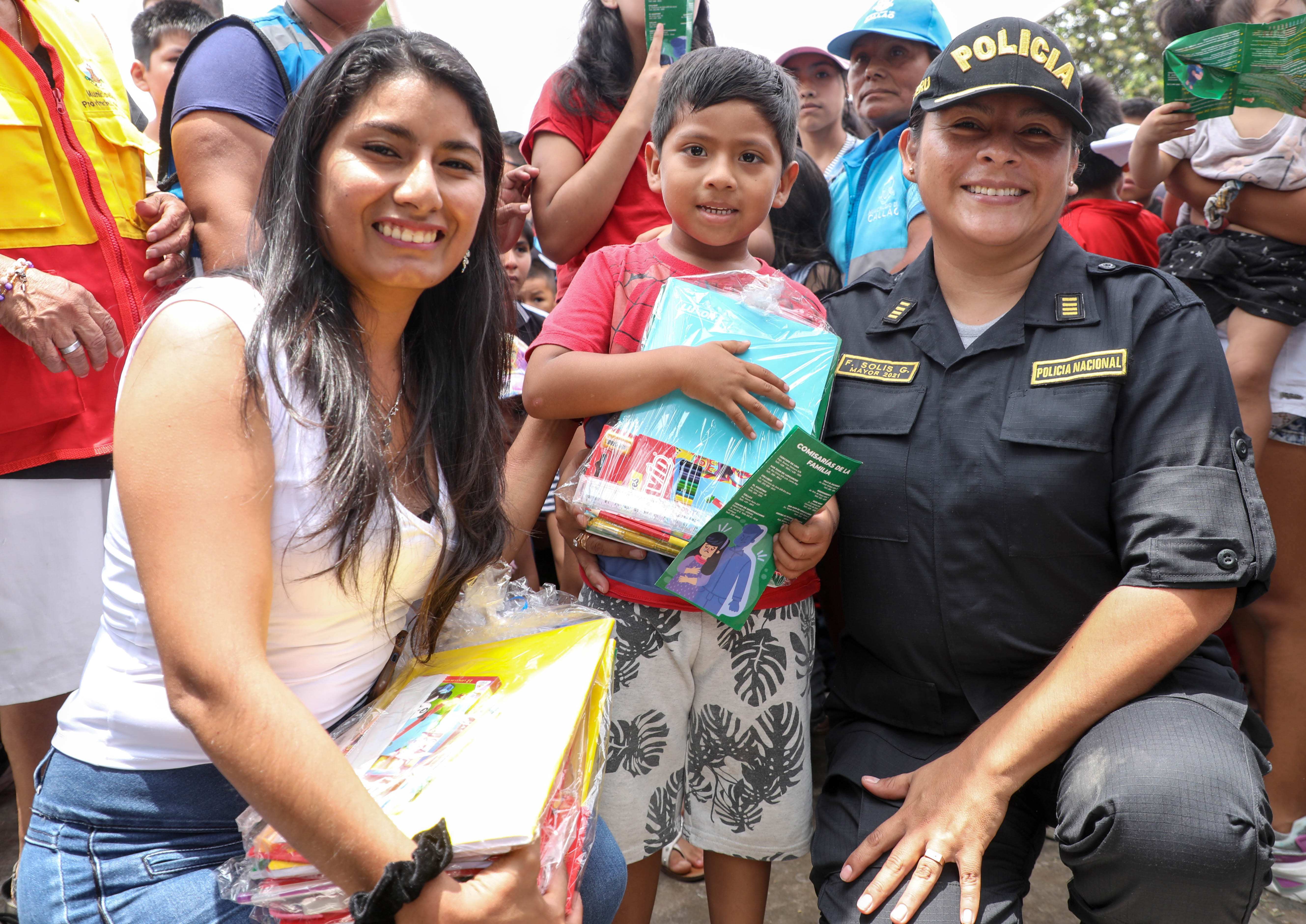 Con la finalidad de apoyar a los menores de bajos recursos económicos, funcionarias de la municipalidad del Callao donaron una gran cantidad de kits escolares.