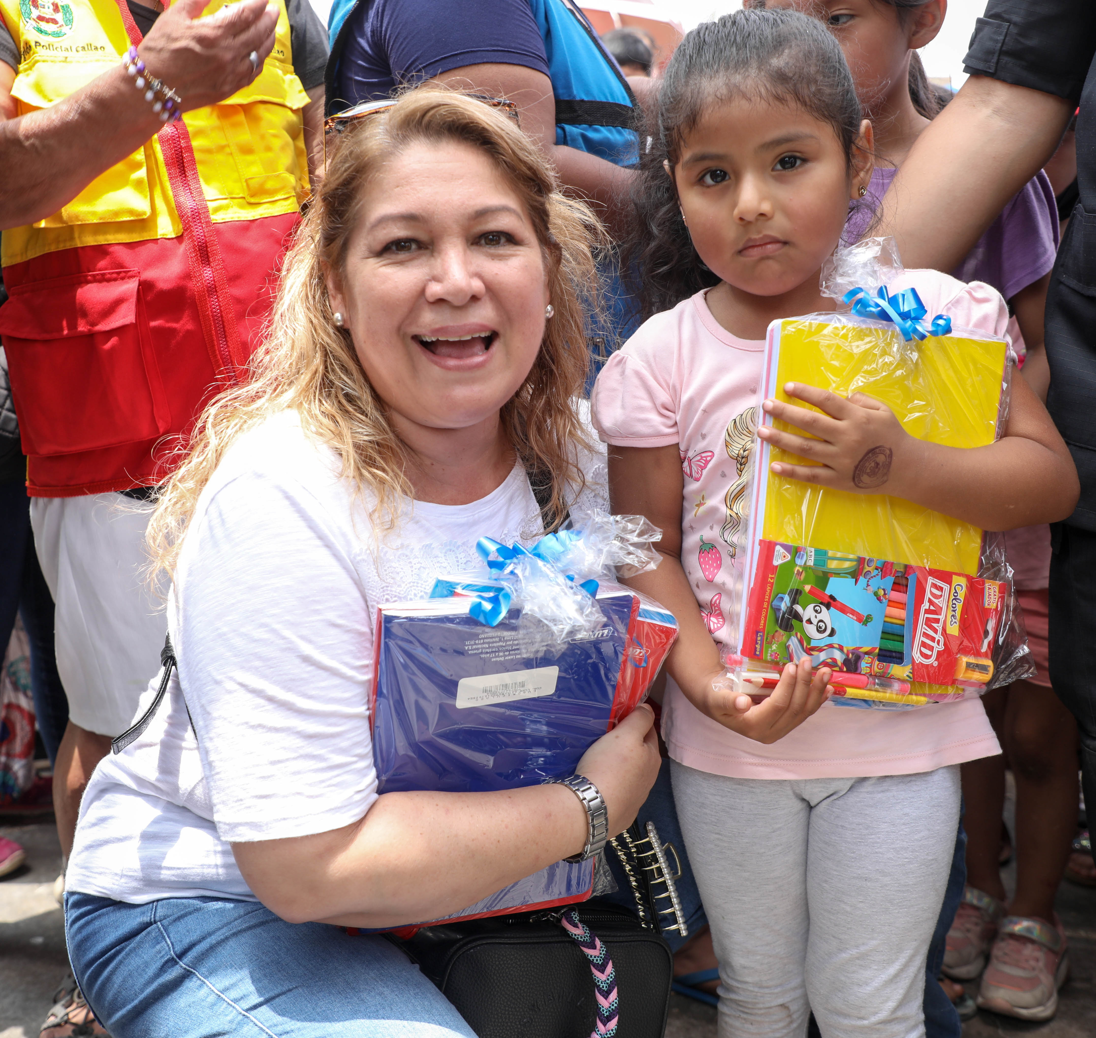 Con la finalidad de apoyar a los menores de bajos recursos económicos, funcionarias de la municipalidad del Callao donaron una gran cantidad de kits escolares.