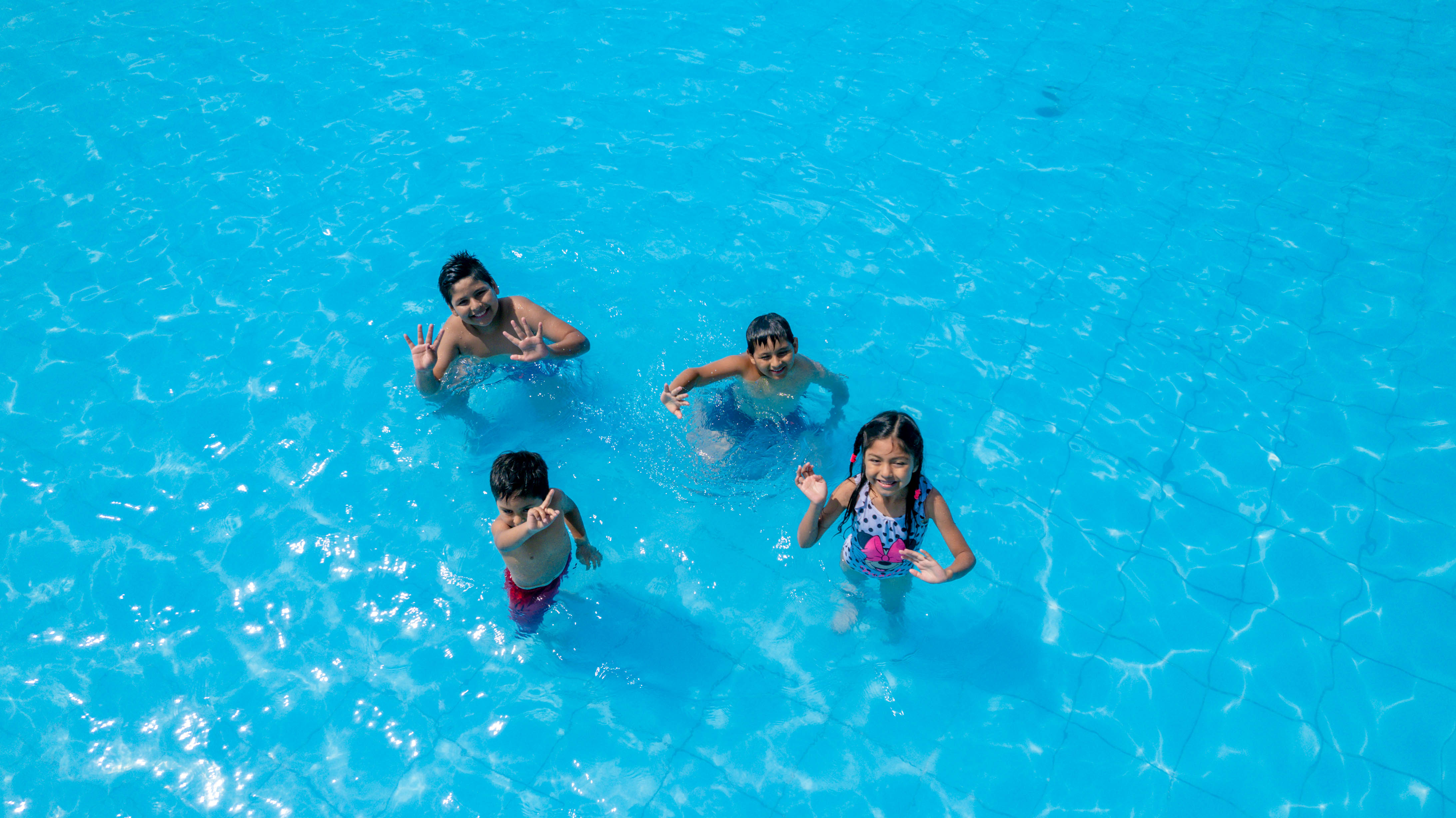 Niños en piscina
