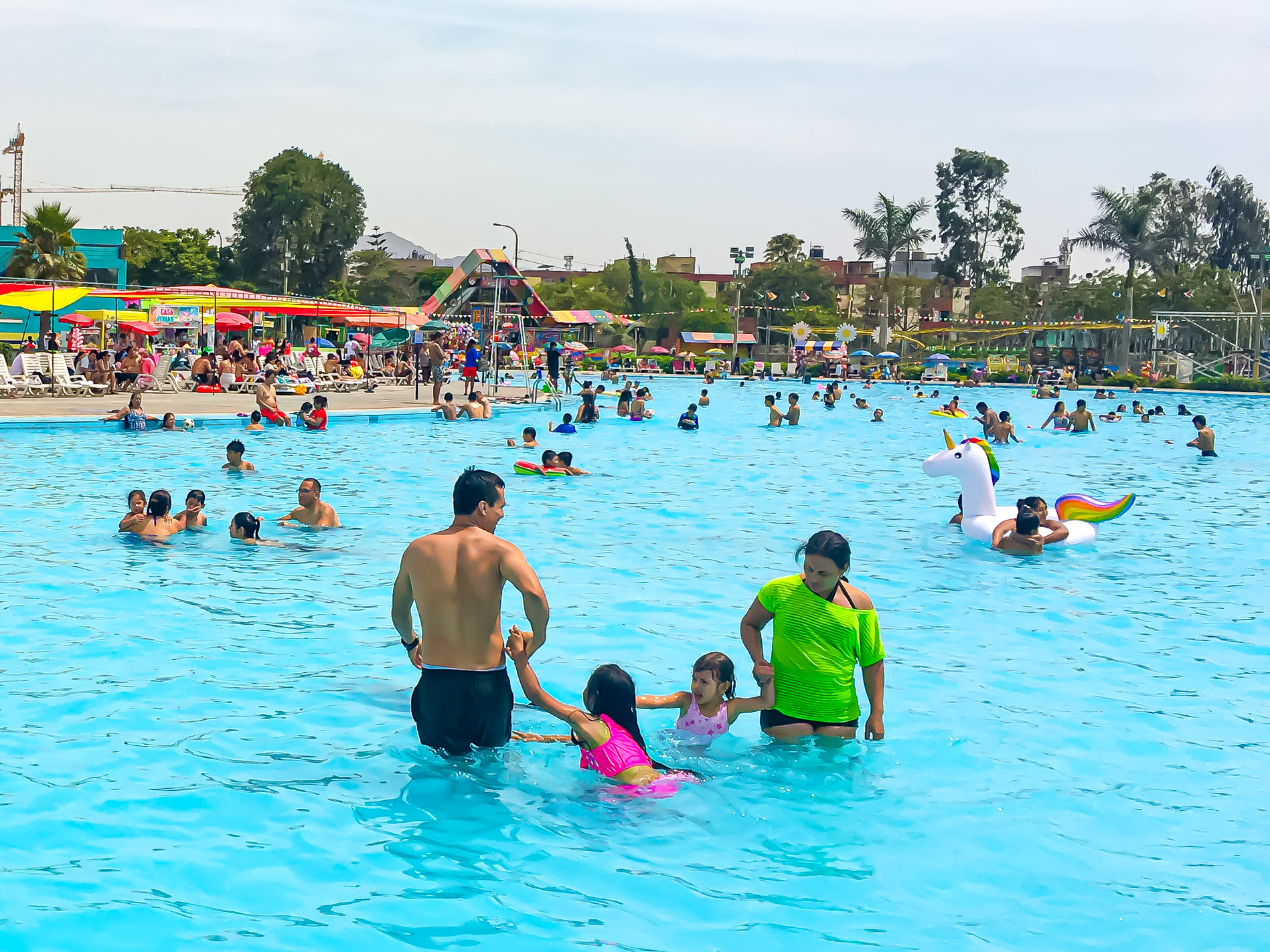 Familia dentro de la piscina