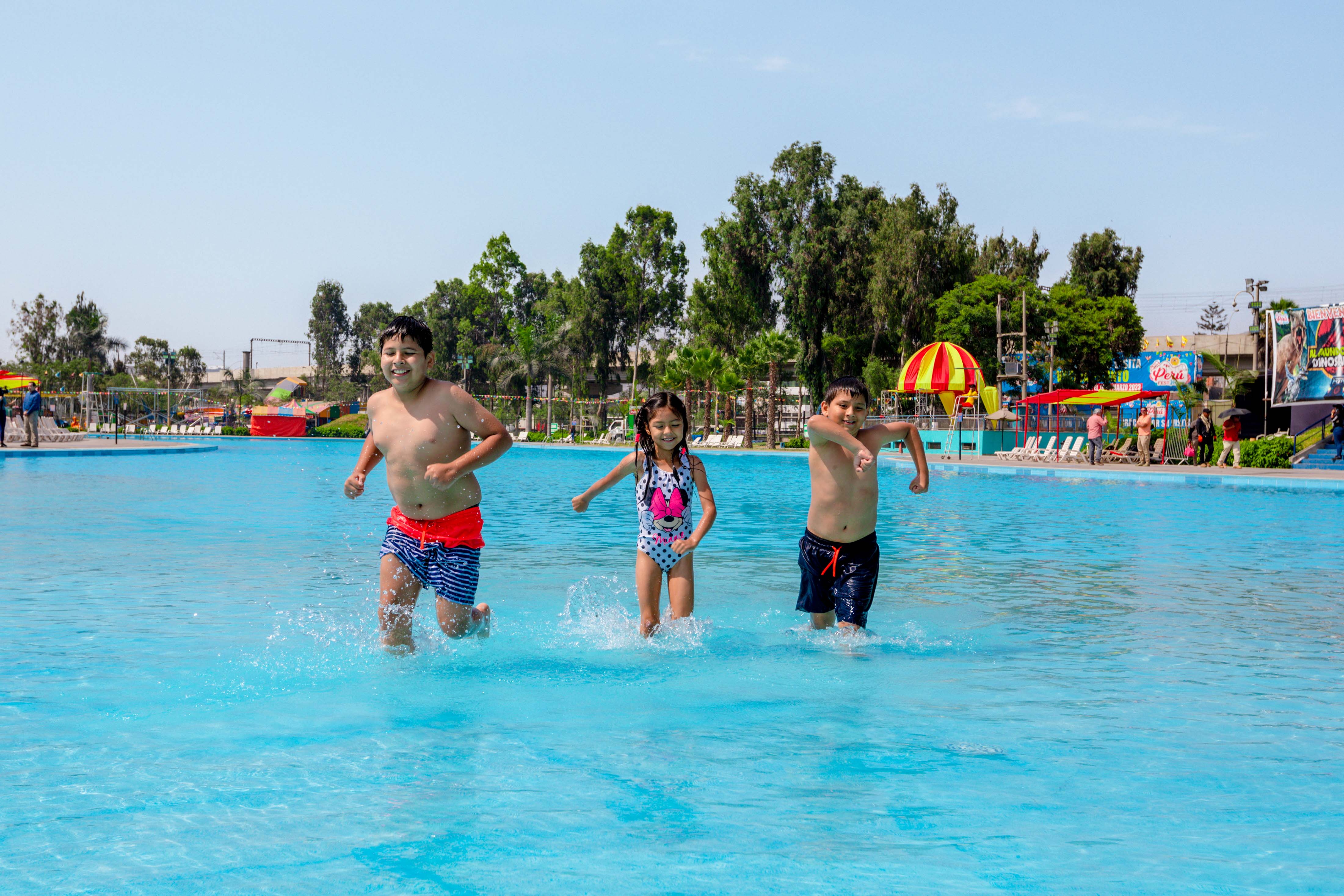Niños disfrutando de la piscina