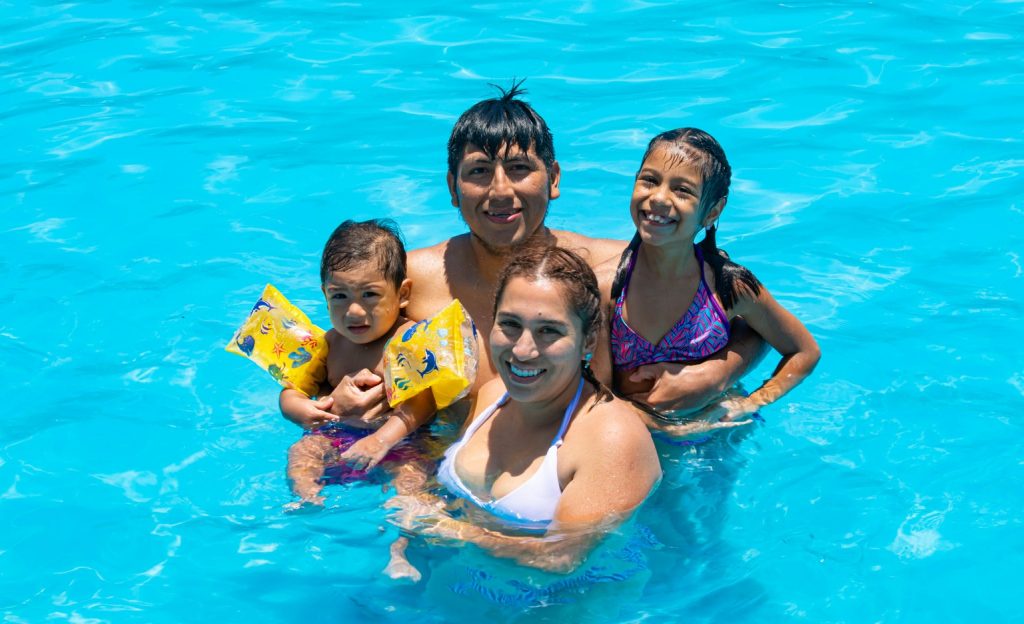 Familia dentro de la piscina