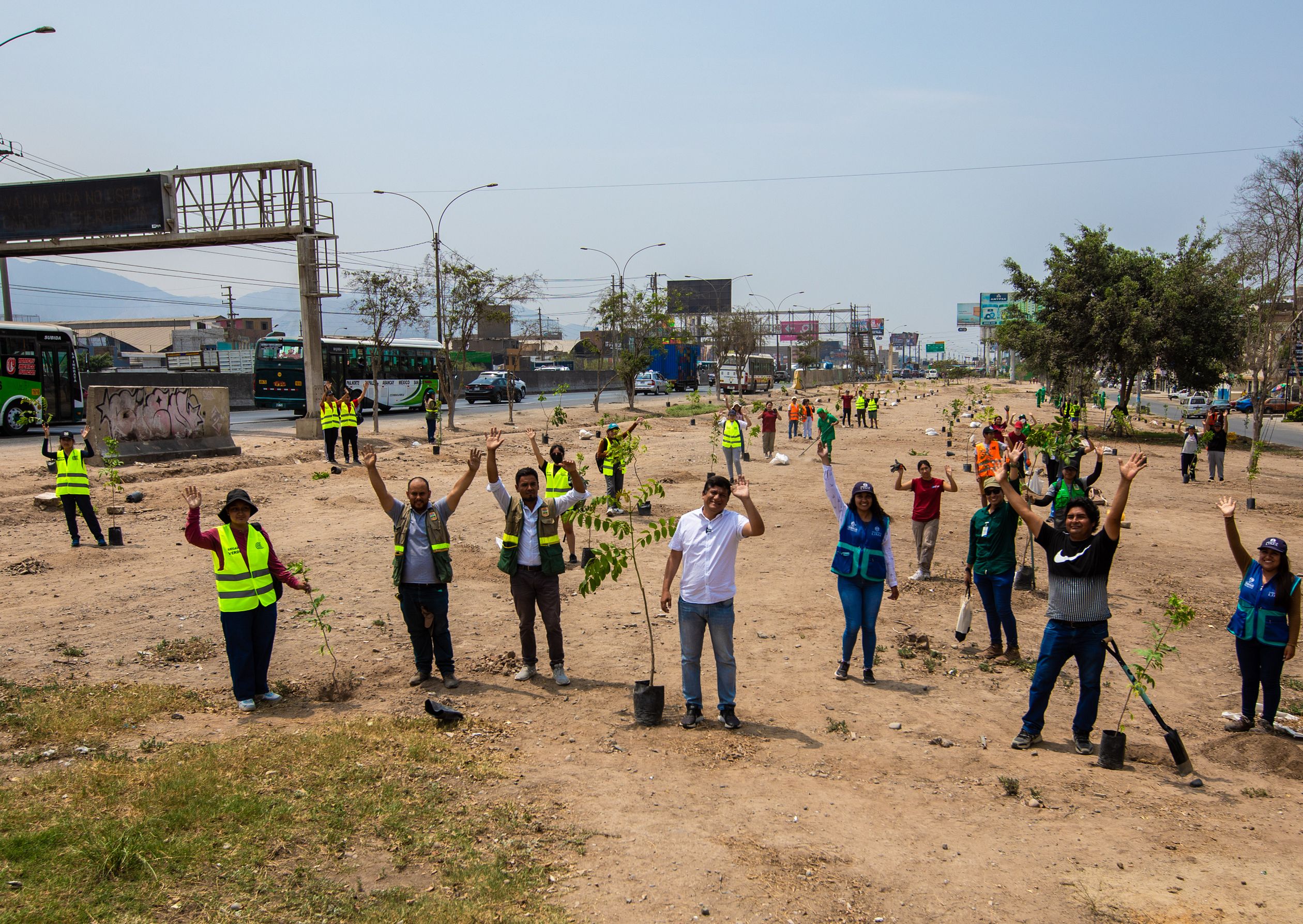 Autoridades y personal plantando árboles
