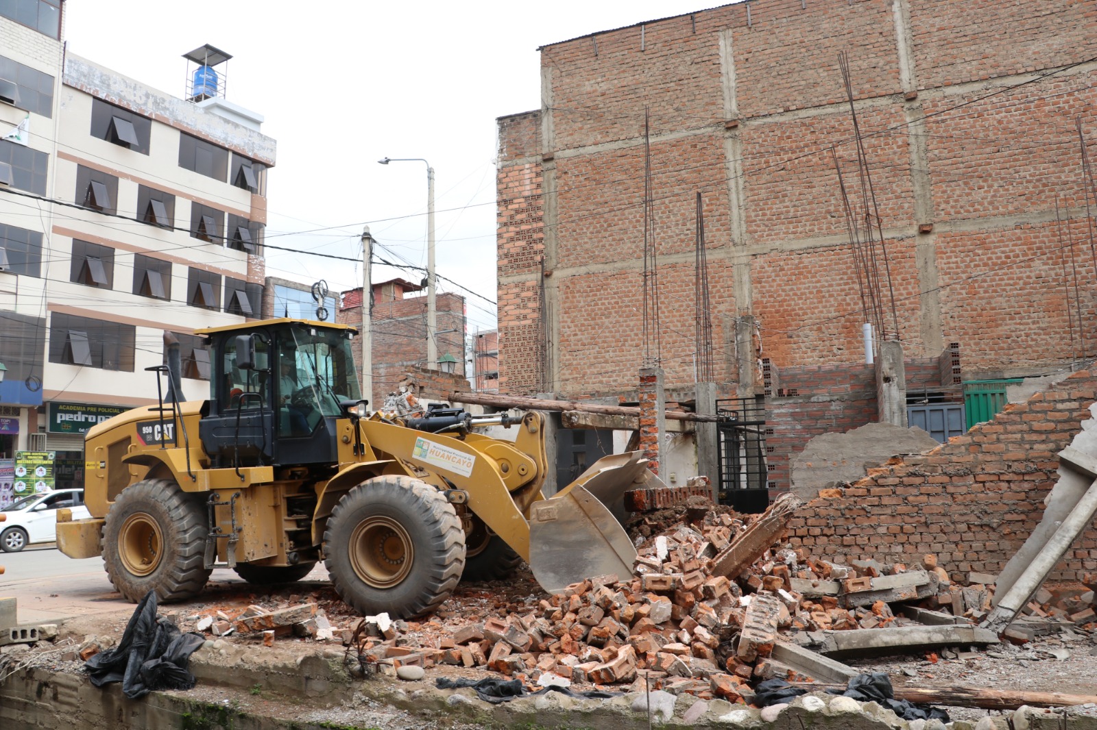 La Gerencia de Desarrollo Urbano de la Municipalidad de Huancayo realizó la demolición de una vivienda, ubicada en la calle Real, a la altura del río Chilca, propiedad del señor Marlon Fierro Navarro