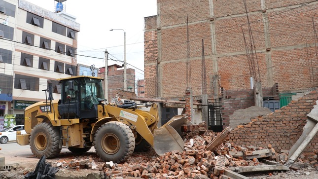 La Gerencia de Desarrollo Urbano de la Municipalidad de Huancayo realizó la demolición de una vivienda, ubicada en la calle Real, a la altura del río Chilca, propiedad del señor Marlon Fierro Navarro