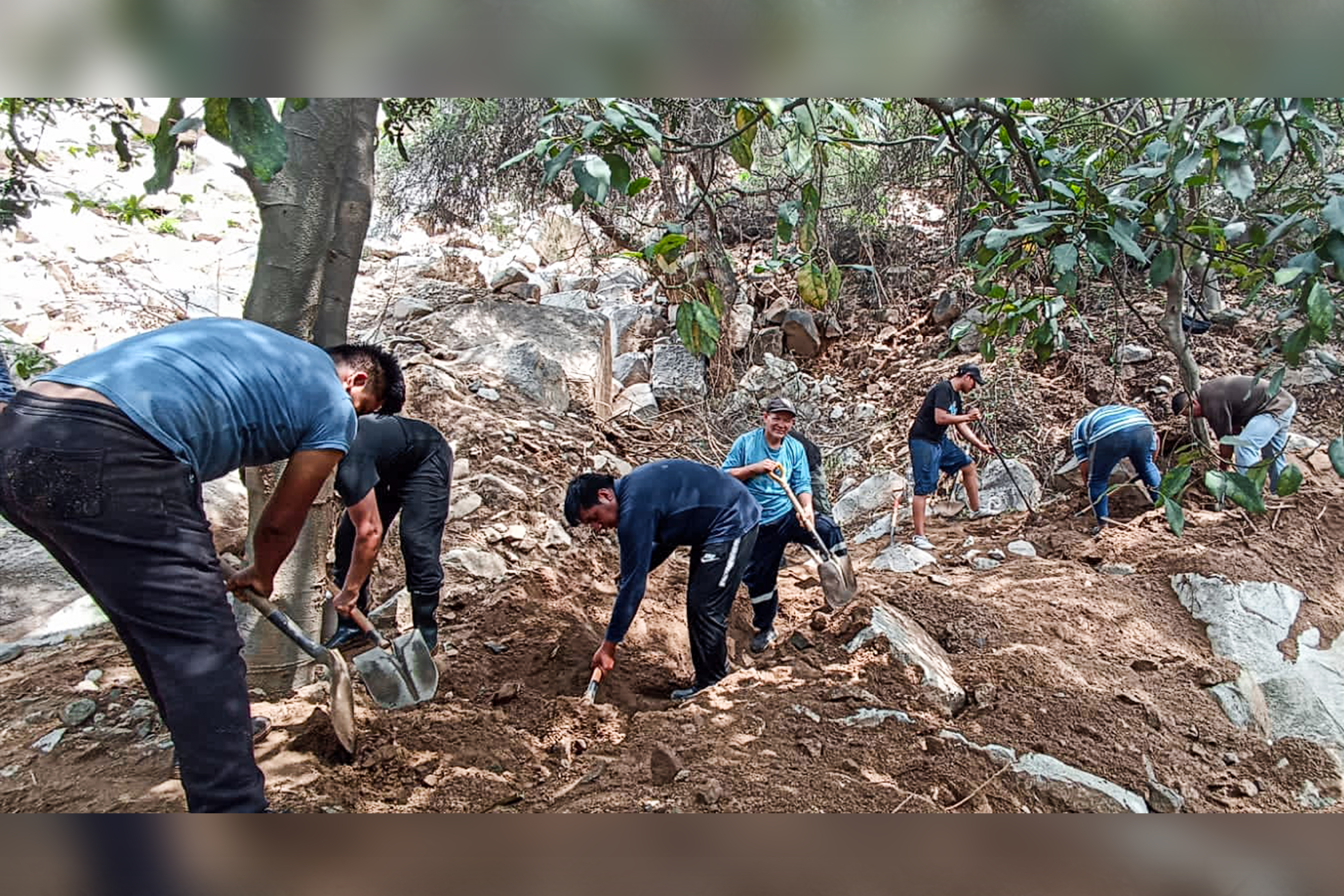 Productores limpiando canales