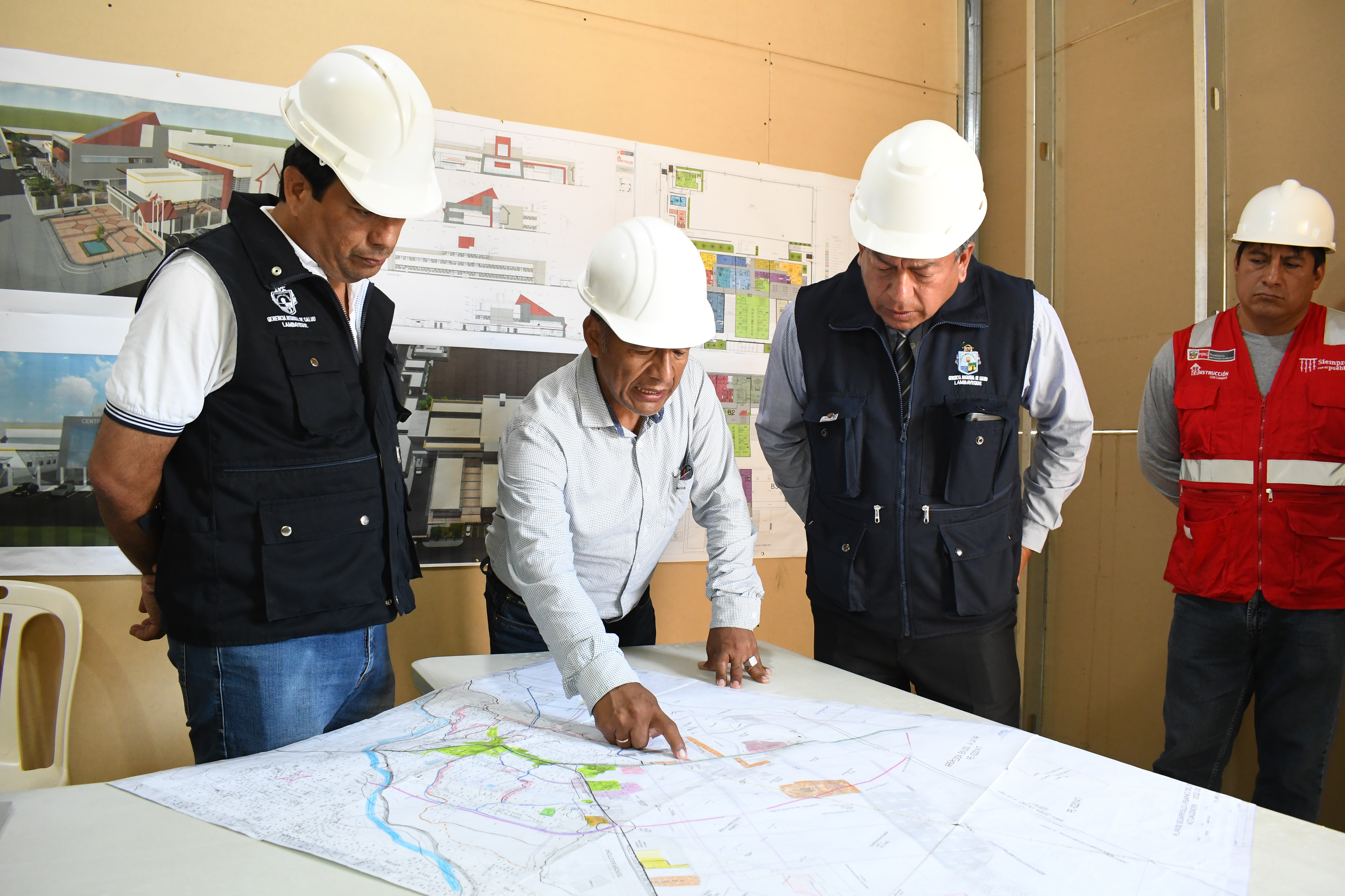 Gerente de Salud supervisa construcción del nuevo Centro de Salud para Reque