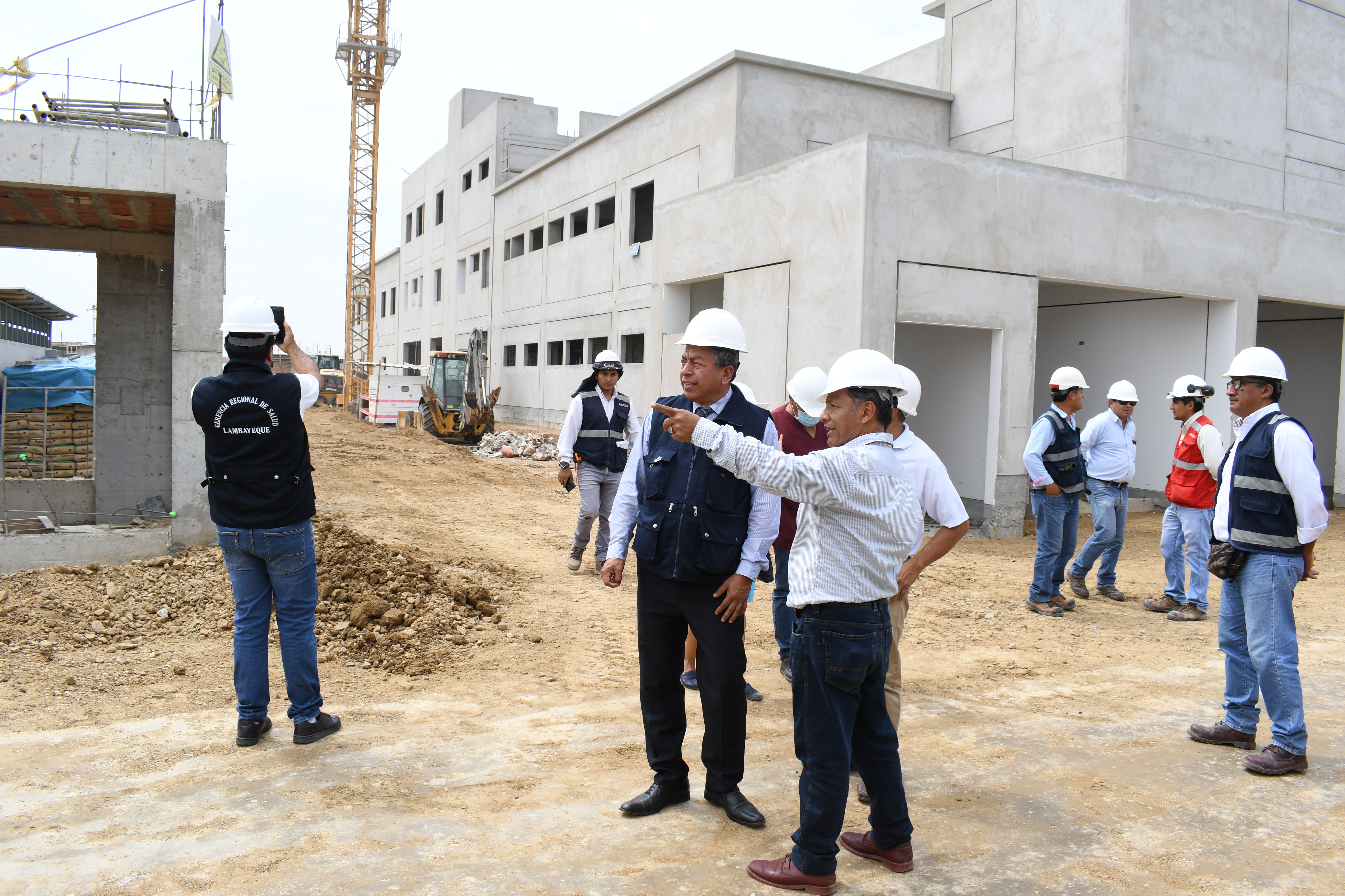Gerente de Salud supervisa construcción del nuevo Centro de Salud para Reque