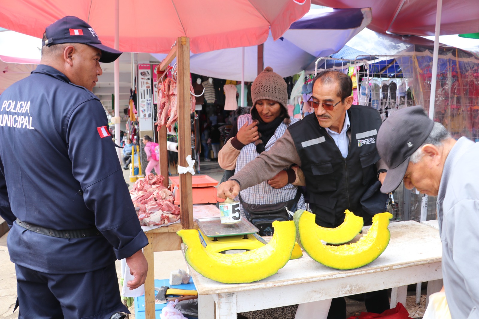 La Municipalidad de Huancayo, a través de la Gerencia de Promoción Económica y Turismo, realizó un operativo inopinado a comerciantes de carnes y frutas del centro de la ciudad.