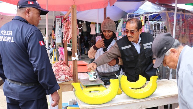 La Municipalidad de Huancayo, a través de la Gerencia de Promoción Económica y Turismo, realizó un operativo inopinado a comerciantes de carnes y frutas del centro de la ciudad.
